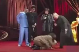 李艺彤发布会给郭德纲下跪，放狠话别不识抬举，吓到郭德纲忙搀扶图片