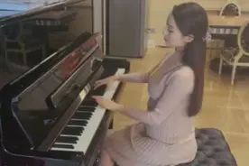 吉娜怀孕8月终显怀，大肚浑圆手臂变粗，穿粉裙弹钢琴胎教好温柔图片