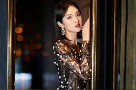 华为小公主越来越漂亮，深V露背裙美艳迷人，与姐姐孟晚舟差别大图片