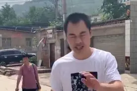 "毕业20年当街殴打老师"者出狱：想回归正常生活图片