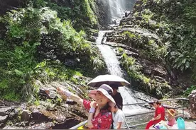 还未开放的广西德定瀑布从高空层层倾泻飞下，壮观又飘逸……图片