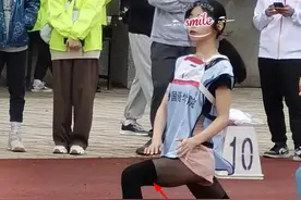 一所大学举办运动会，女生因穿黑色裤袜引男生尖叫，遭众人批评图片