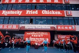 1987年中国第一家肯德基开张，店内座无虚席，店外车水马龙图片