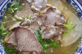 清炖牛肉汤，牢记4个诀窍，炖出来汤汁鲜亮，味道鲜香还不腥图片