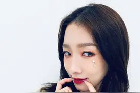 火箭少女101孟美岐之刚起床的我图片