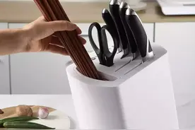 快扔掉发黑长霉的毒筷！自带磨刀的消毒刀座，简直是厨房一大新宠图片