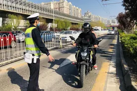 北京昌平：占用快三专用道 今日早高峰30起违法被罚图片