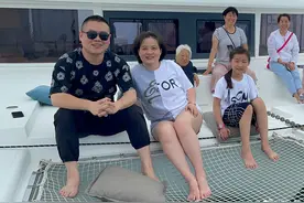 小岳岳三代同游，俩女儿露正脸妻子蓄长发，姐姐富态母亲高调炫富图片