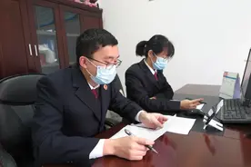 【检察官辩论】以免费美容为由招揽客人入店，将顾客脸部涂抹成“阴阳脸”后诱骗消费其行为构成何罪？图片