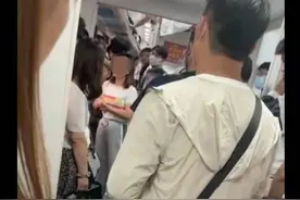 K226次列车因雨滞留超40小时，车内孩子饿哭，乘务人员冒雨补给少量食物，急等外部救援图片