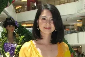洪欣的大脸盘很旺夫！穿黄色褶皱裙一点不显俗，美得明艳又娇俏图片