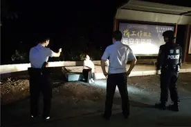 夜幕中，黄石沿江公路，独处女子抹泪抽泣不语，民警开导后，她终于开了口···图片