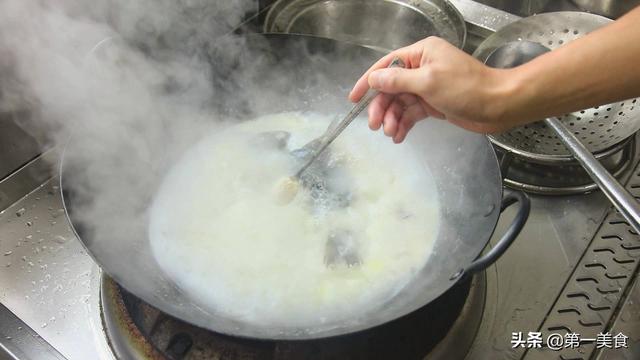 水牛奶炖花胶像豆腐状 2026年水牛奶炖花胶像豆腐状是坏了吗