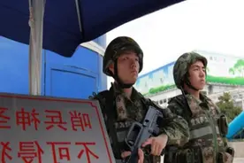 中国士兵站岗时，为什么两人只有一把枪？20年前有血的教训图片