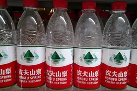 首富卖水，狂砸60亿，亏40亿后18亿贱卖，如今又买回来了？图片
