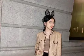 潘玮柏妻子打扮得挺潮，穿韩风西装还戴顶“情趣帽”，时尚感真强图片