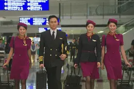 想了解飞行员？可以先从他的包入手图片