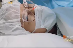 应采儿剖腹产全程被节目组录像，胎儿被取出瞬间，她表情让人心疼图片