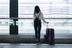 这天，她突然发现自己透支的钱太多了……｜今晚九点半图片