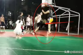这是打球还是打架啊，飞踹16岁少年，国内野球场再现暴力事件图片