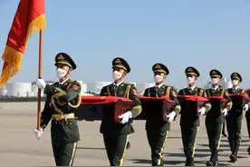 中韩交接117具志愿军遗骸：祖国接儿女回家！图片