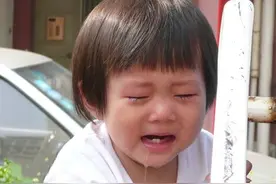 4岁女孩摸胸口说痛，洗澡时妈妈发现异样，医生：你给她吃了什么图片