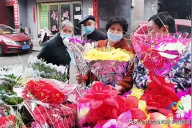 上党区：清明祭奠鲜花成“主角”，传统祭祀用品无市场图片