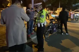 江苏苏州：重拳出击！夜查非机动车违法行为图片