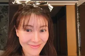 贵妇李嘉欣新造型翻车，剪空气刘海被评显老，素颜曝光像男人图片