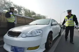 为什么交警在查车时，经常会用手摸一下车尾？图片