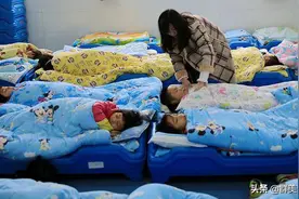 小男孩午睡竟发出怪声，老师掀开被子后羞红脸，其后做法让人称赞图片