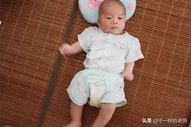 可爱的小萌宝居然如此配合摆拍，小小年纪就解锁那么多姿势，真棒图片