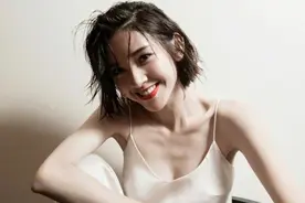 唐艺昕晒性感“睡衣照”，两根吊带凸显好身材，网友：“妖精”图片