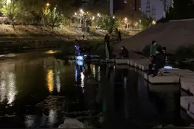 扎堆儿还不戴口罩，凉水河边有人夜钓、捞鱼图片