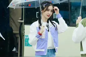 杨颖现身山东录制跑男，拼色外套搭配牛仔裤，休闲气质惹人围观图片