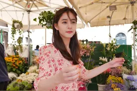 新木优子分享写真集花絮照 嫩红碎花裙一展妙曼身姿图片