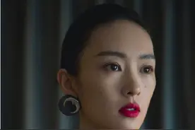 总有人把童瑶错认成章子怡，其实《三十而已》中的他和李亚鹏才像图片