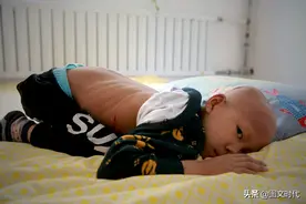 年轻妈妈患癌，为儿织完毛衣后病危去世，不知儿子如今已几历生死图片