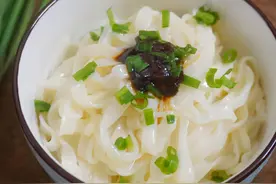 葱香浓郁，两碗没吃够，油杂酱素面图片