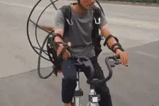 搞笑GIF，大哥这个自行车加速设置真不错呀，这速度得老快了吧图片