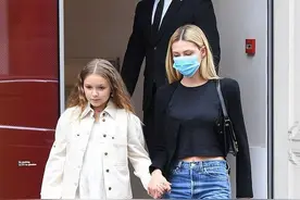 贝克汉姆女儿小七与哥哥出街 与准嫂子手牵手乖巧可爱图片