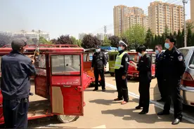 兰陵现场拆解15辆非法载客红三轮，临沂市区快来抄作业！图片