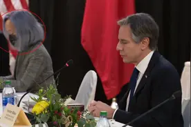 美国紫发翻译火上浇油，故意挑起中美对抗？美网友：难怪中方不满图片