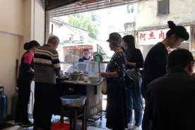 潮汕无人不晓的糯米肠店 40年无招牌 人气依旧上涨图片