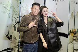 59岁刘德华吃了防腐剂？穿夹克牛仔裤显年轻，同框薇娅无年龄差图片