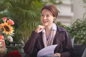 董卿罕见跳新疆舞，穿风衣配丝巾优雅知性，盘发造型气质好高贵图片