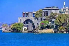 杨丽萍在洱海的“太阳宫”，改造成茶室，消费价格让人望而却步图片