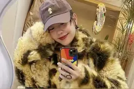 白百合离婚后更敢穿，土味豹纹穿出高级感，一般人驾驭不了图片