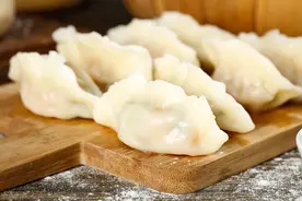 丝瓜包饺子，比韭菜白菜好吃，调馅时这样做，软嫩鲜美不出水图片