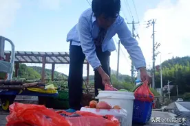 老伴去世5年，69岁奶奶凌晨4点下地干活，收入越高儿子越不高兴图片